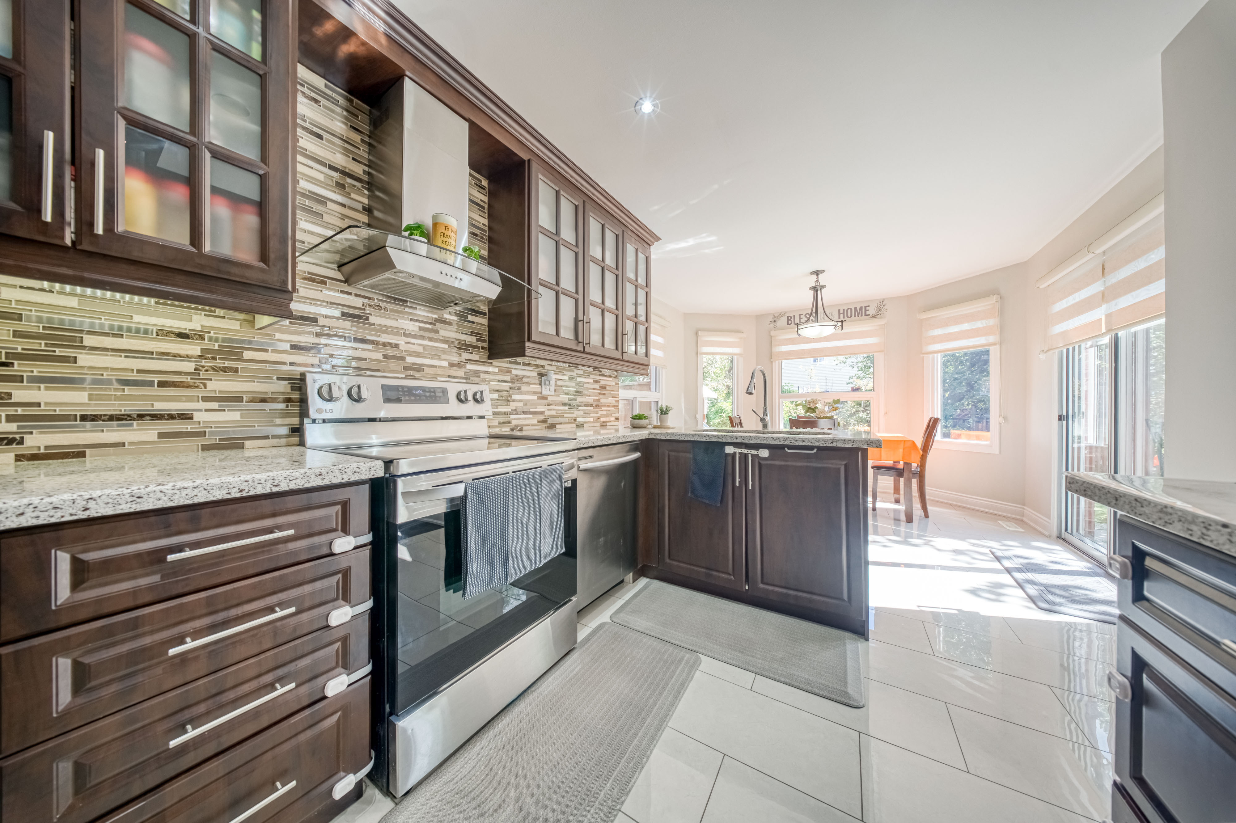 Kitchen & Patio Area
